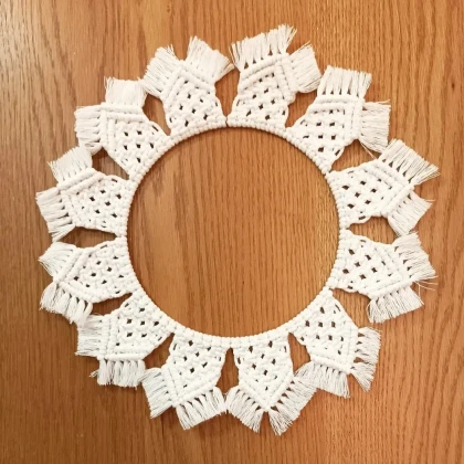 Äitienpäiväkranssi makrameesta 9.5